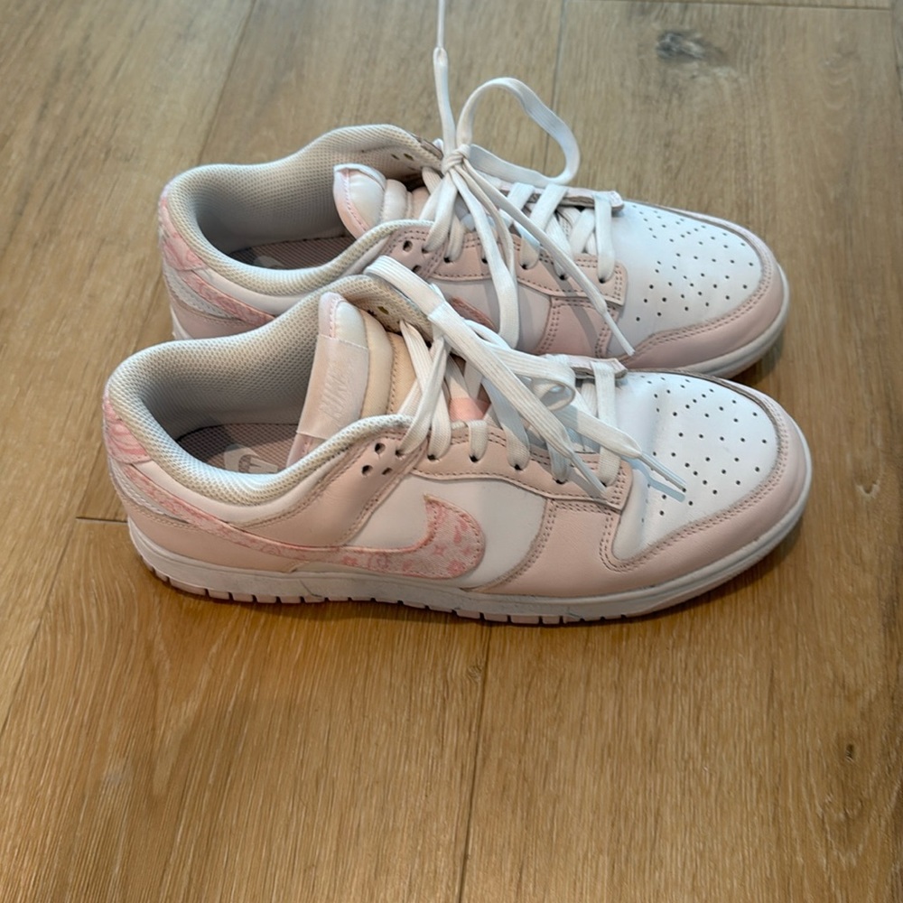 Lightly worn Nike dunks.